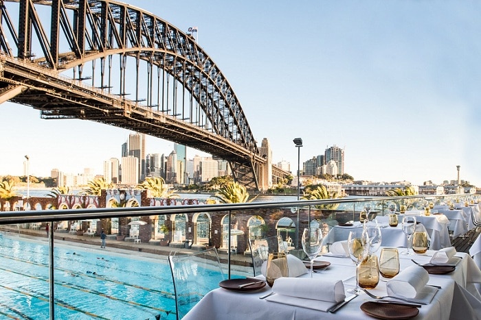 cảnh nhà hàng ngắm xuống hồ bơi dưới chân cầu sydney - Milsons Point